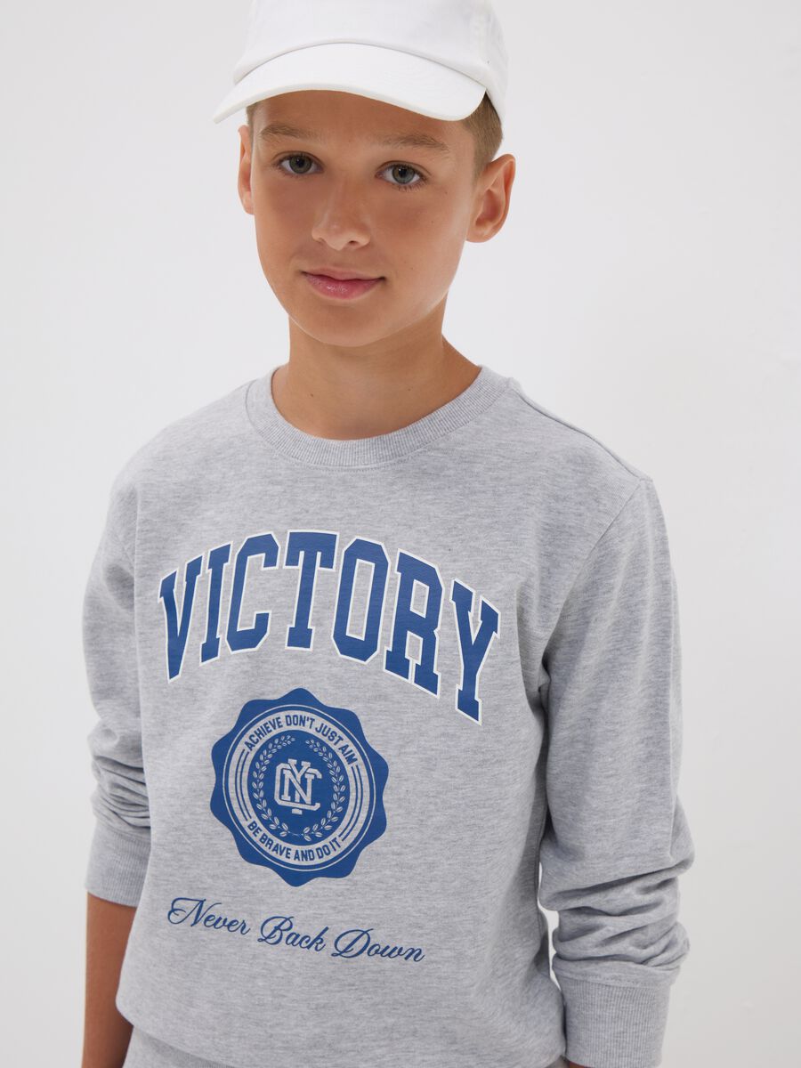 Grey cotton and viscose blend sweatshirt with &ldquo;Victory&rdquo; slogan for boys_0