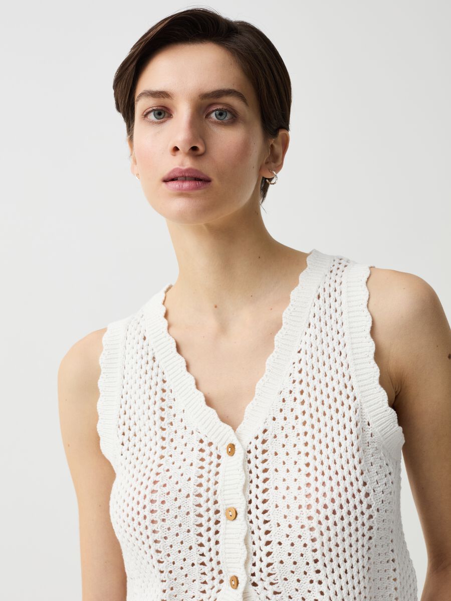 Cropped openwork gilet with wavy edges_1