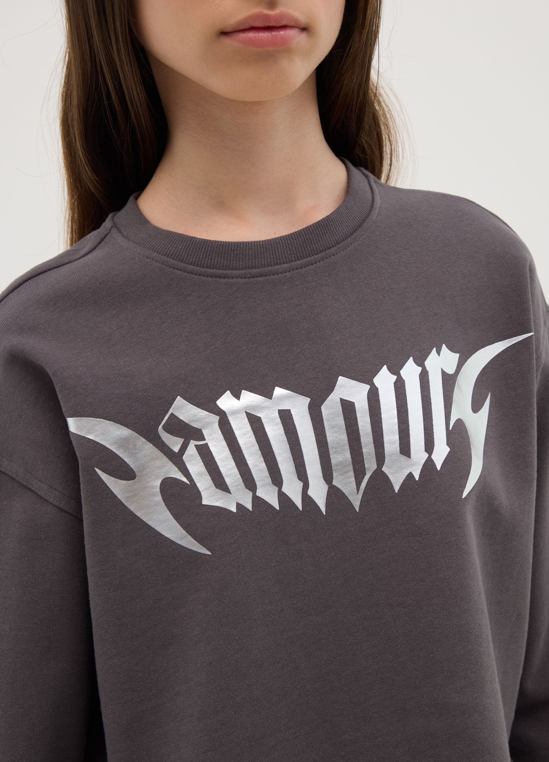 French Terry crop sweatshirt with "Famous” print