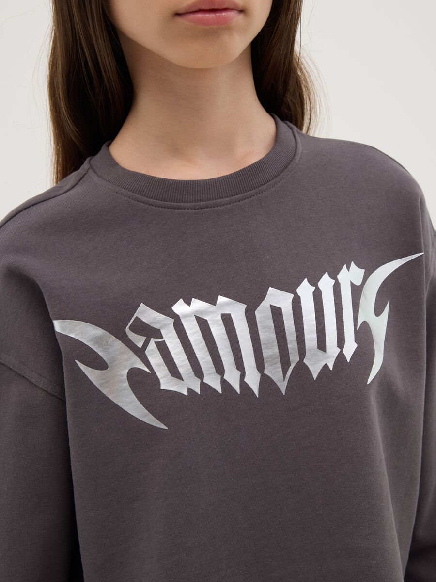 Felpa crop in French Terry con stampa "Famous" _1