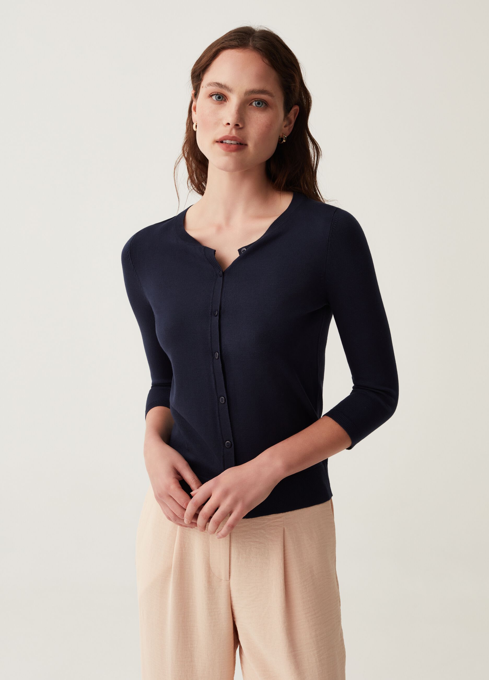 Cardigan girocollo con maniche a tre quarti_0