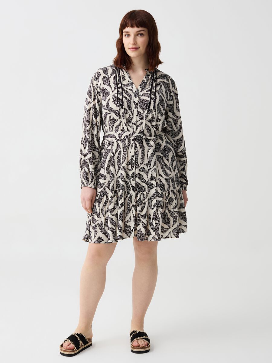 Curvy shirt dress with flounce and pattern_0