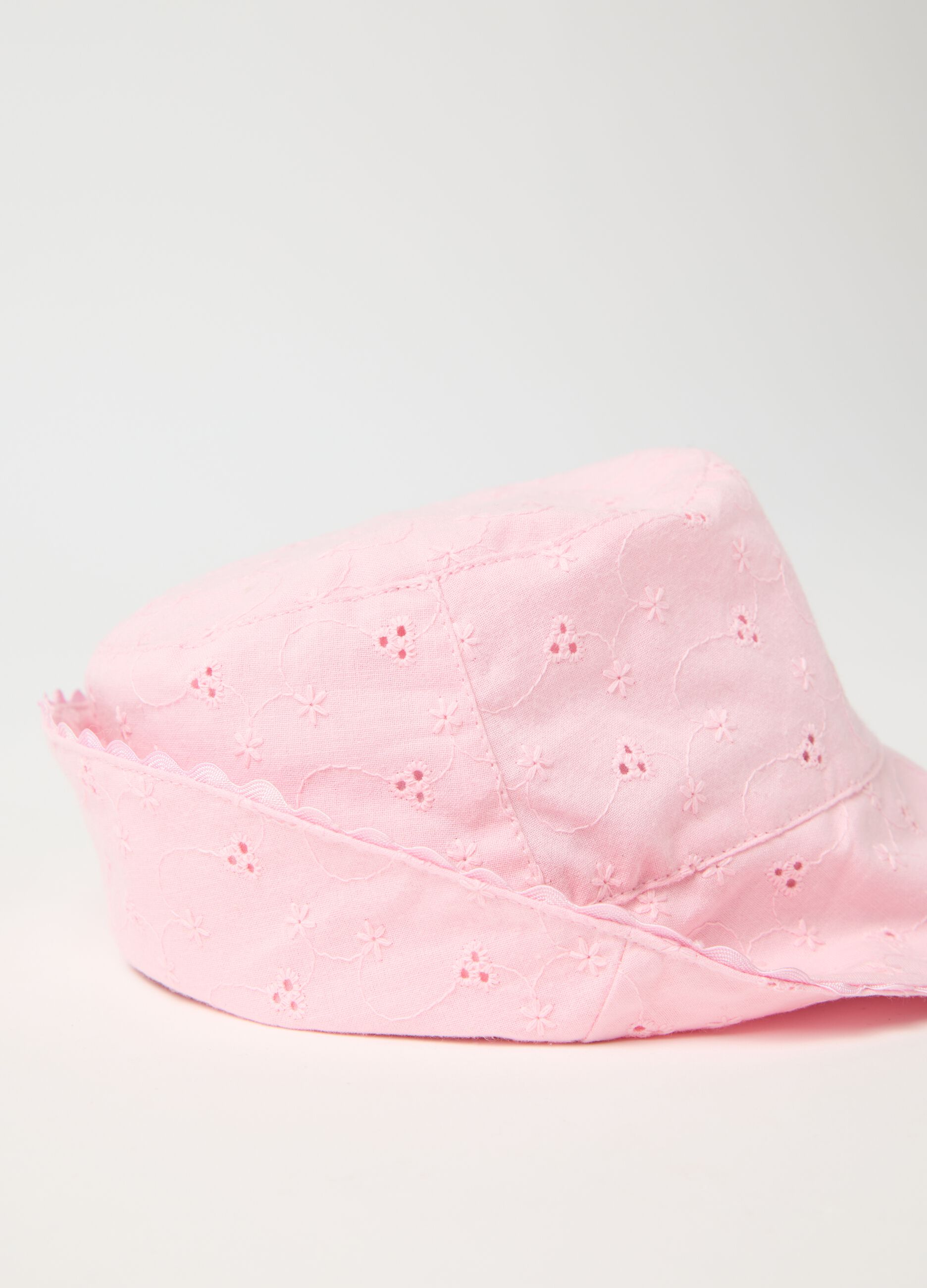 Cappello a cloche rosa in sangallo