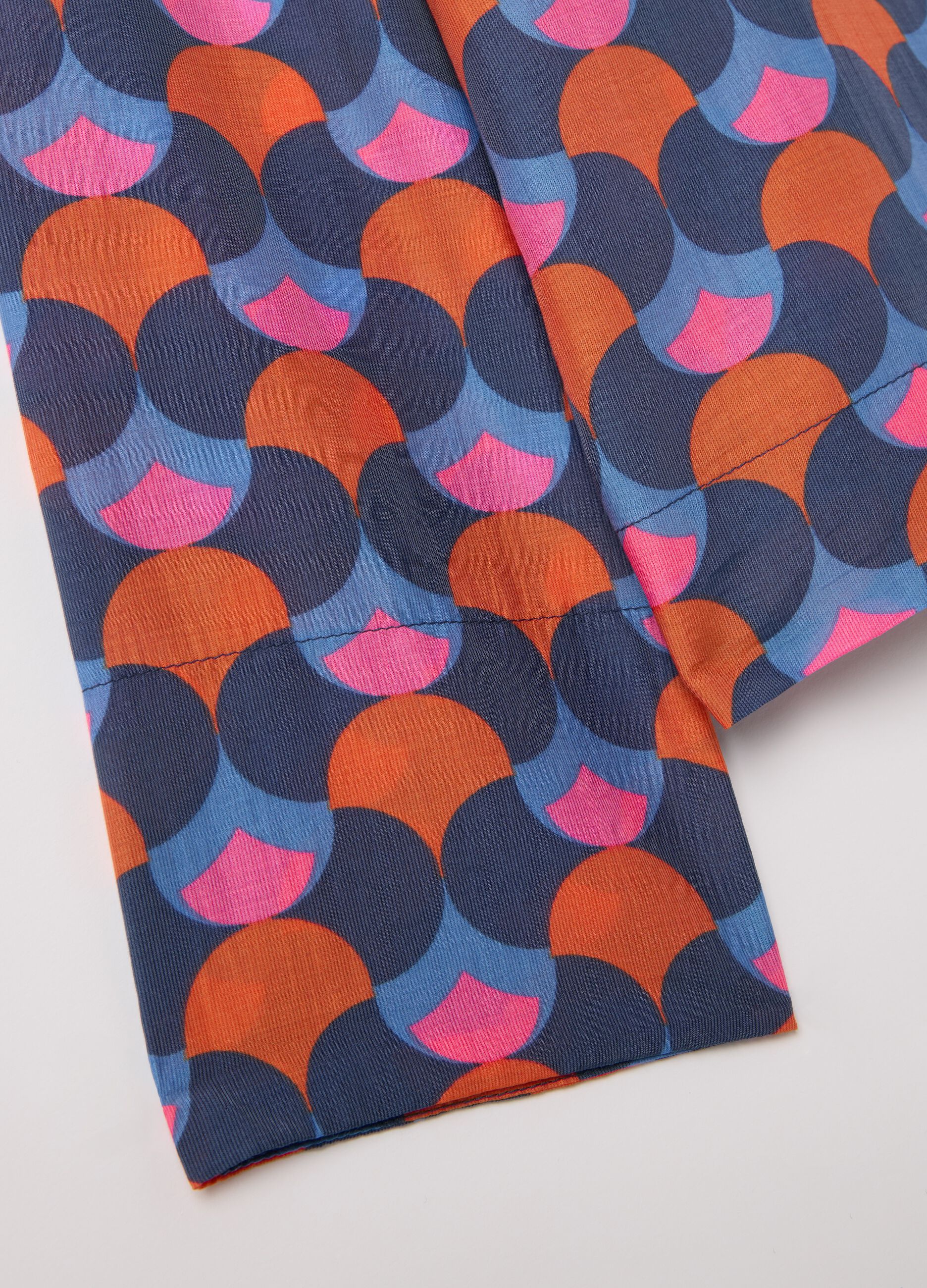Blusa in fantasia optical con scollo a V 