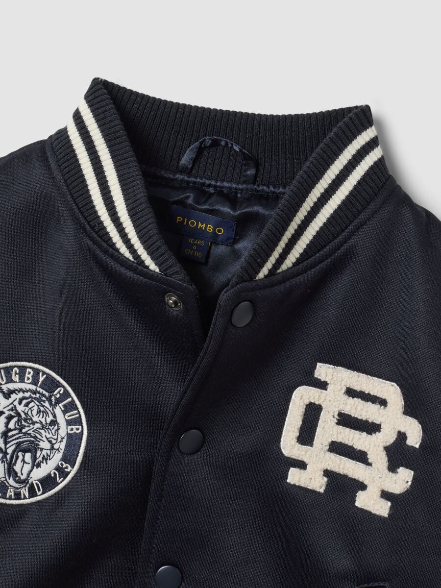 Giacca college blu con maniche beige e stampa per bambino_1