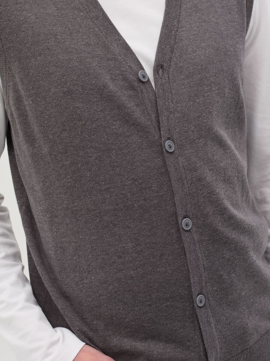 Gilet with V neck and buttons_2