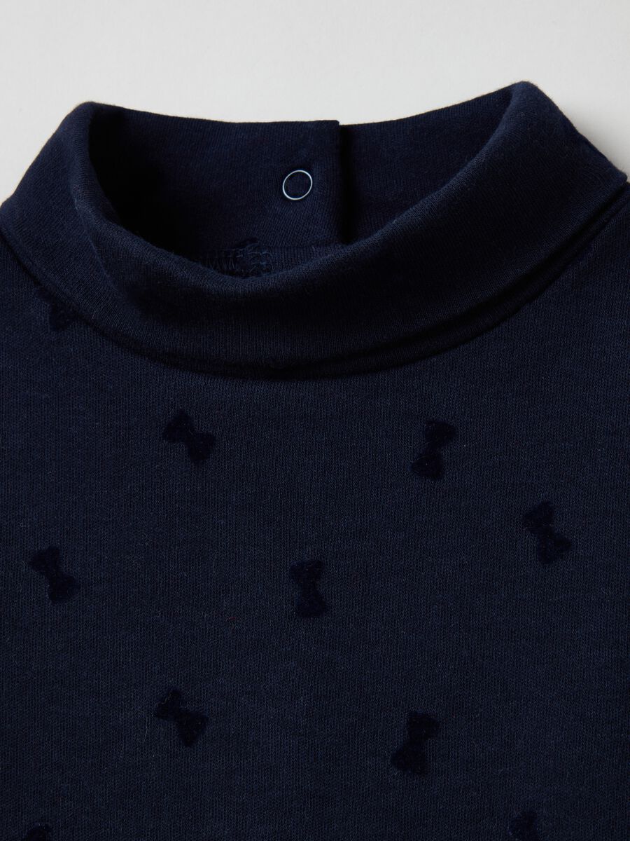 T-shirt a collo alto con stampa fiocchetti_2