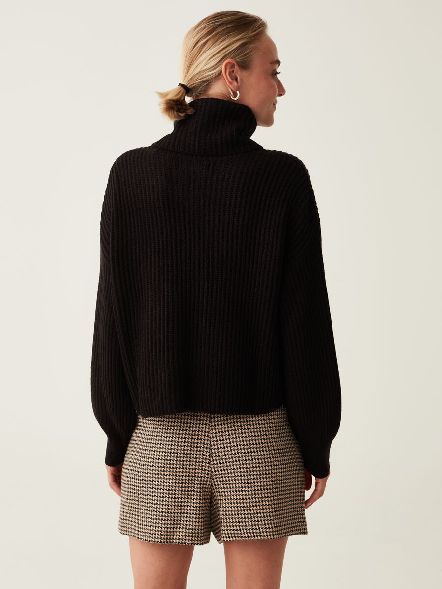 Pullover a coste con collo alto ad anello_2