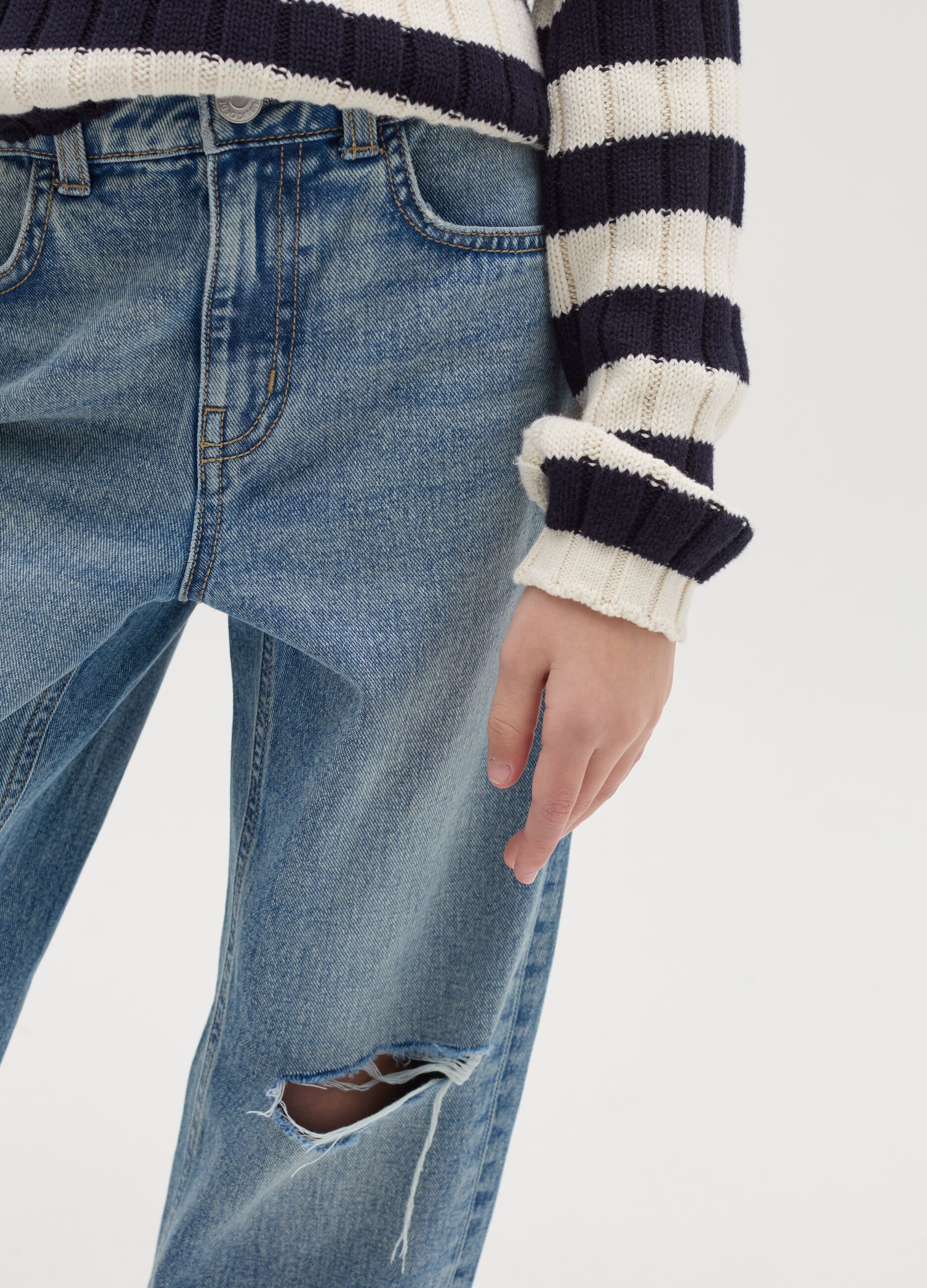 Straight-fit distressed jeans with five pockets