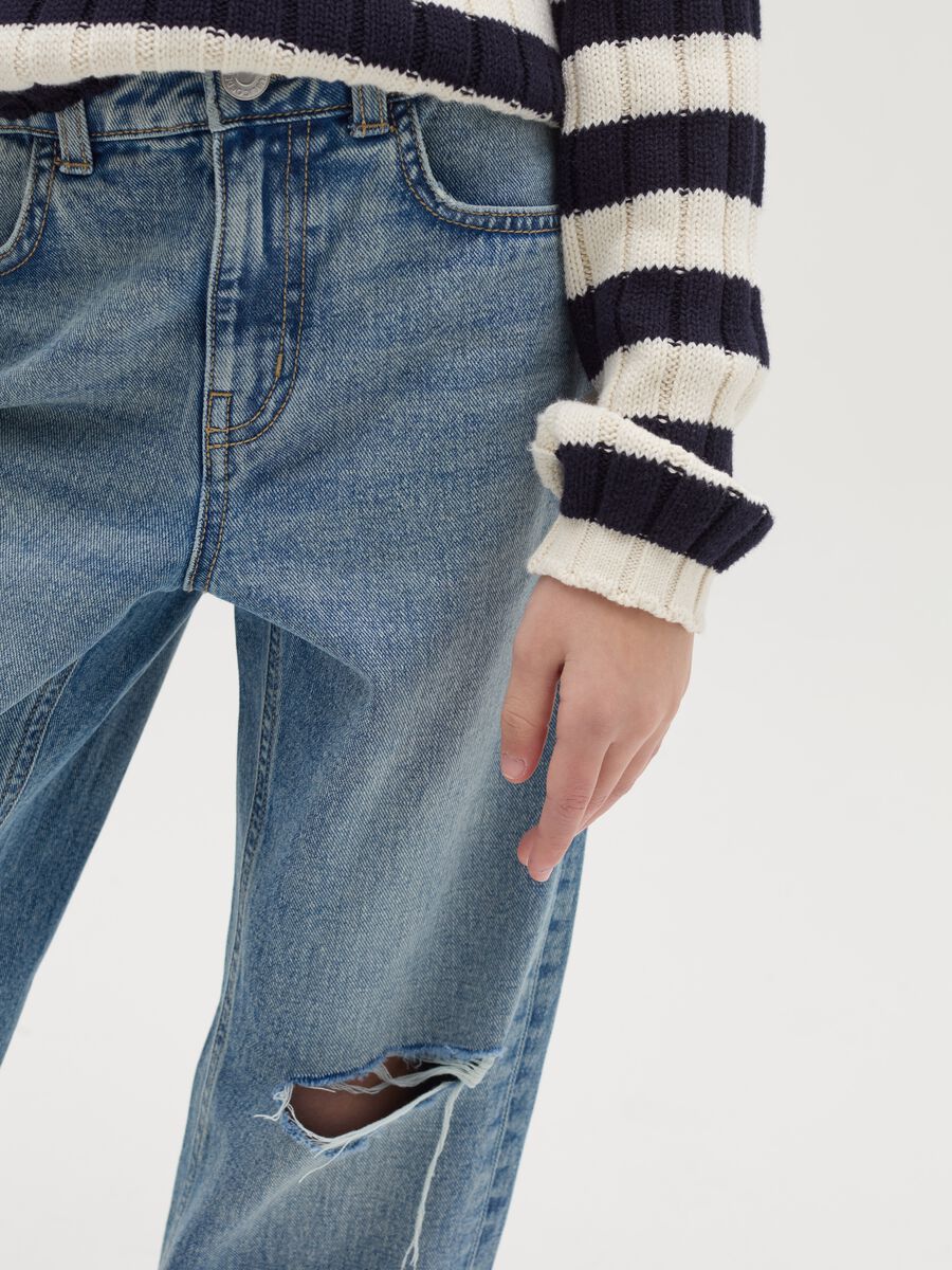 Straight-fit distressed jeans with five pockets_3