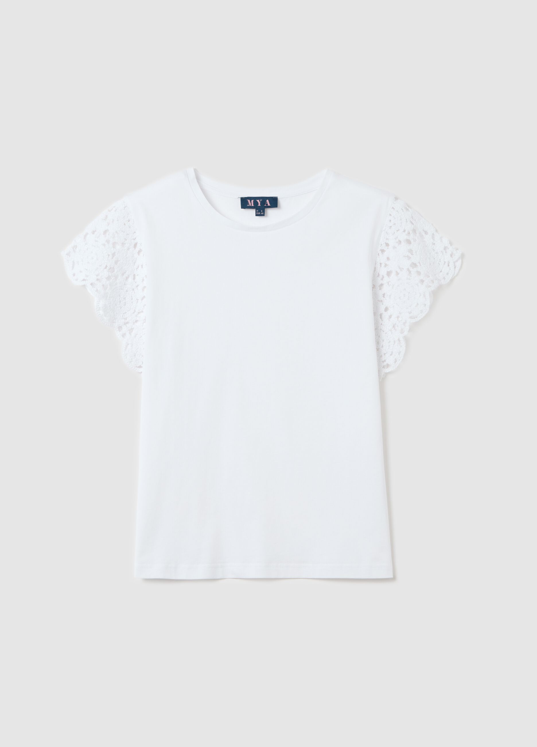 Curvy white T-shirt with crochet sleeves