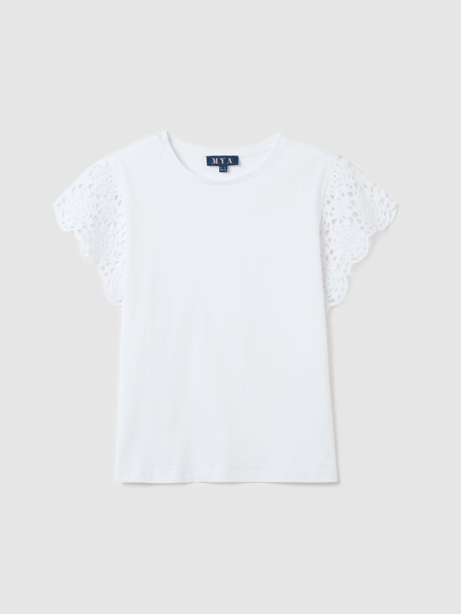 Curvy white T-shirt with crochet sleeves_0