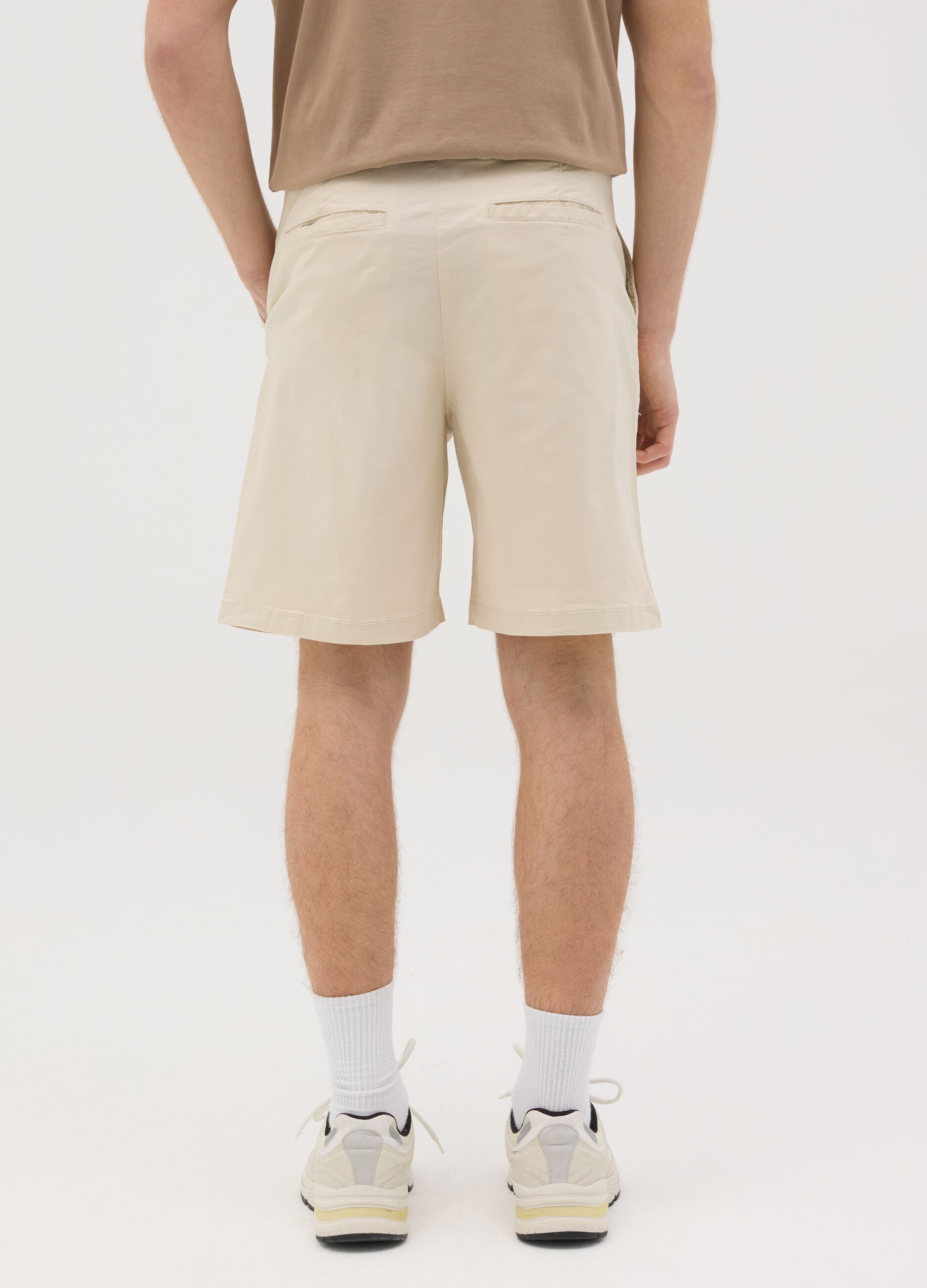 Men’s regular-fit beige shorts in stretch cotton