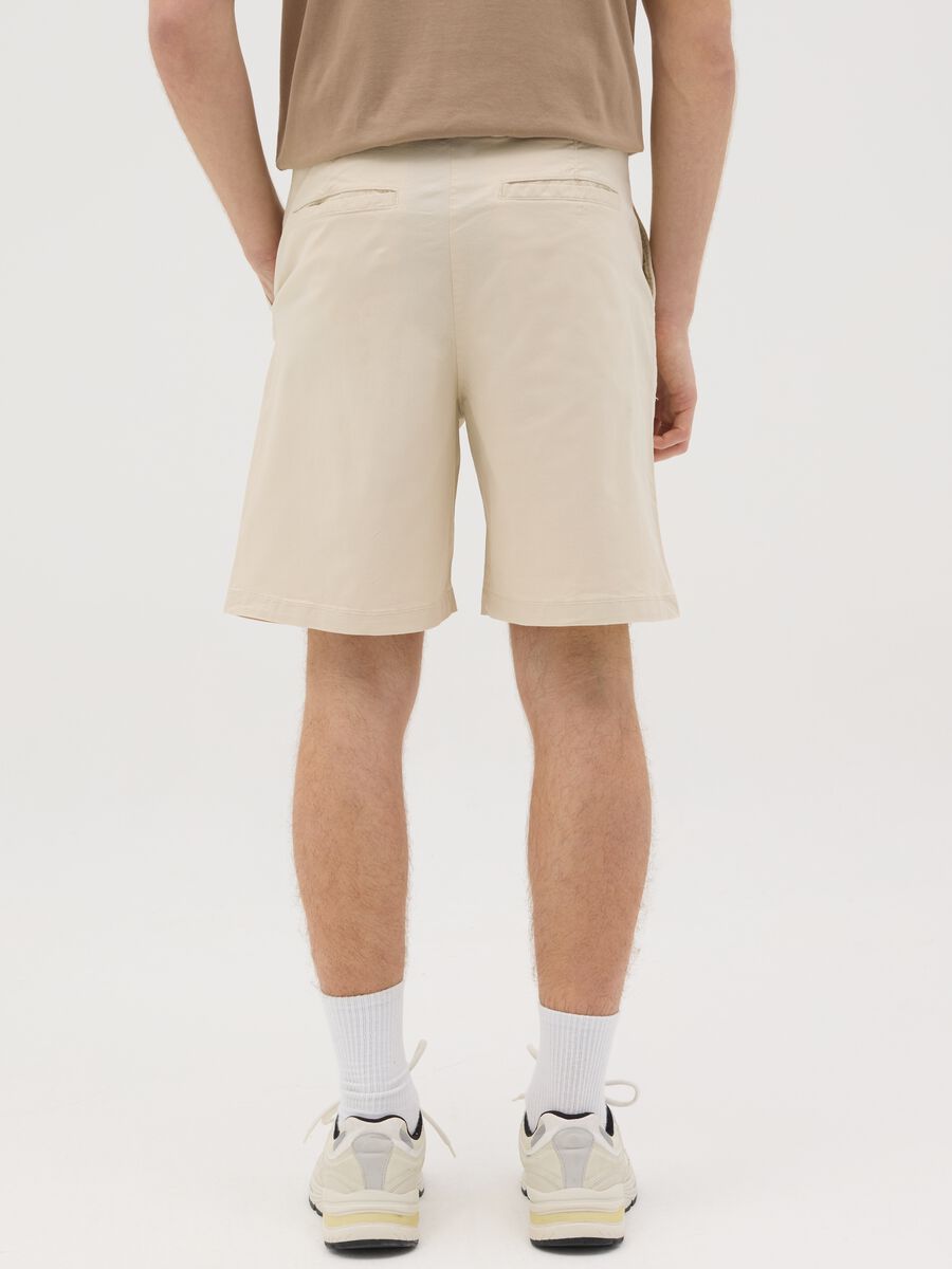 Men’s regular-fit beige shorts in stretch cotton_2