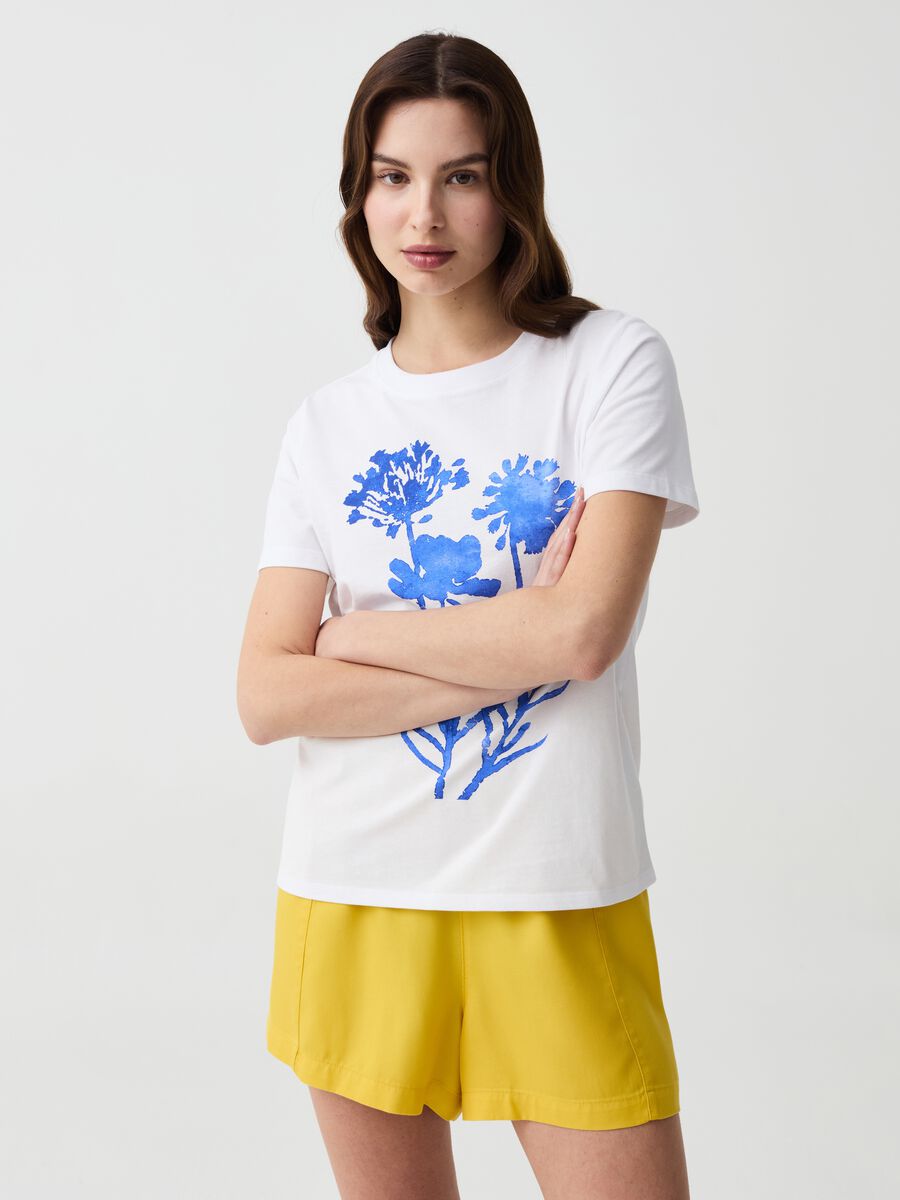 T-shirt in cotone con stampa floreale_0