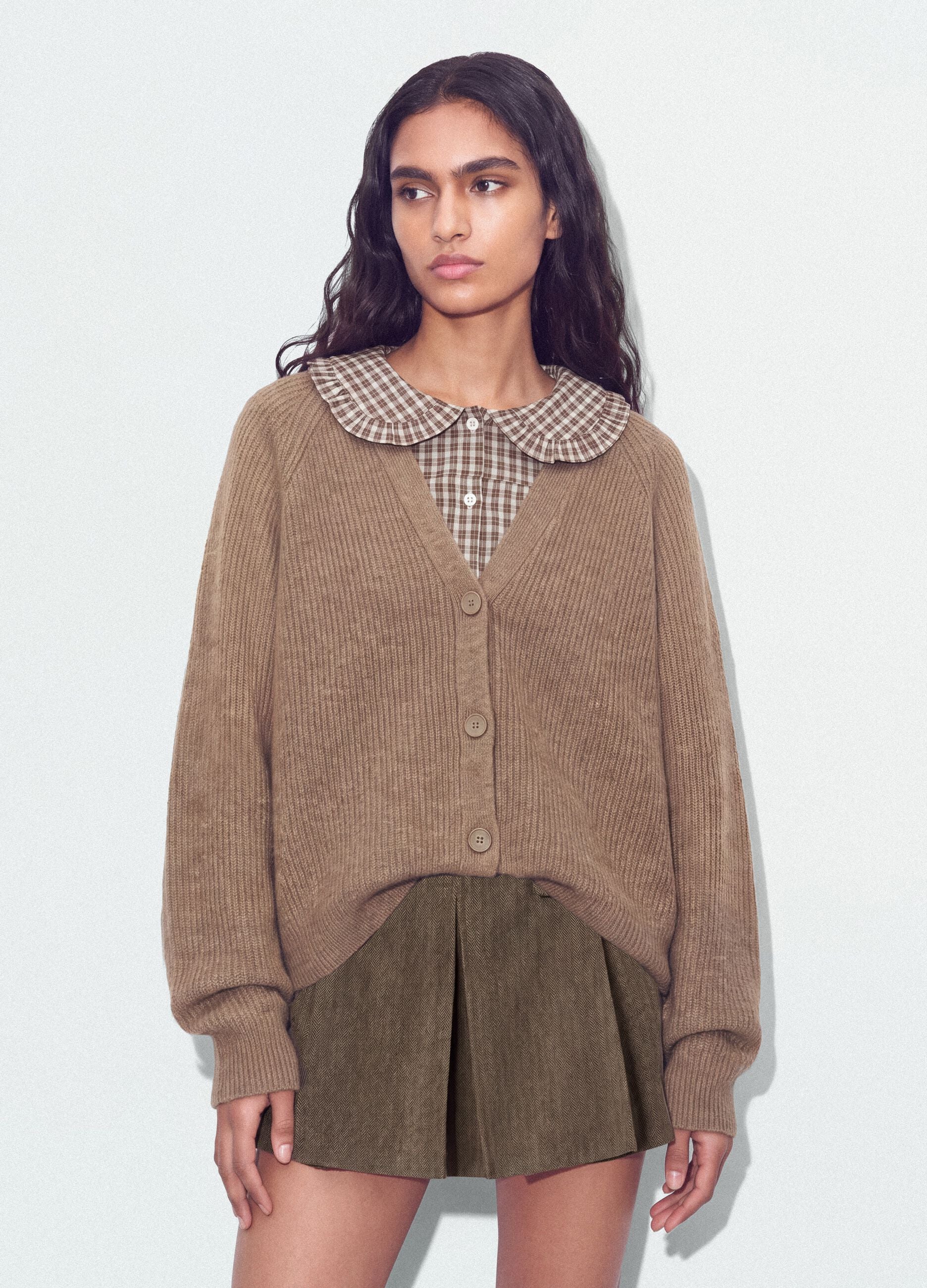 Cardigan marrone in lana elasticizzata con scollo profondo a V over fit