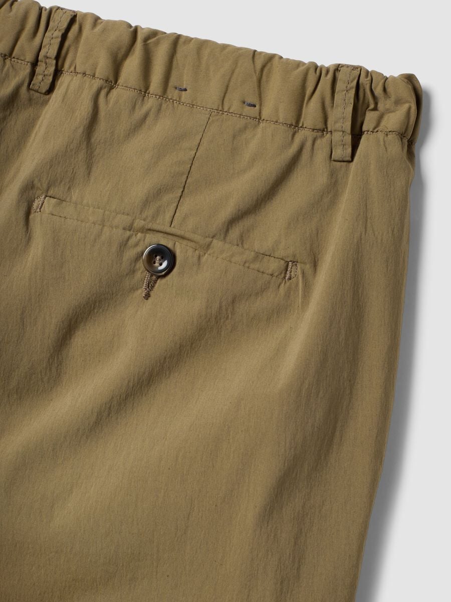 Pantaloni chino marroni in cotone elasticizzato carrot fit_5