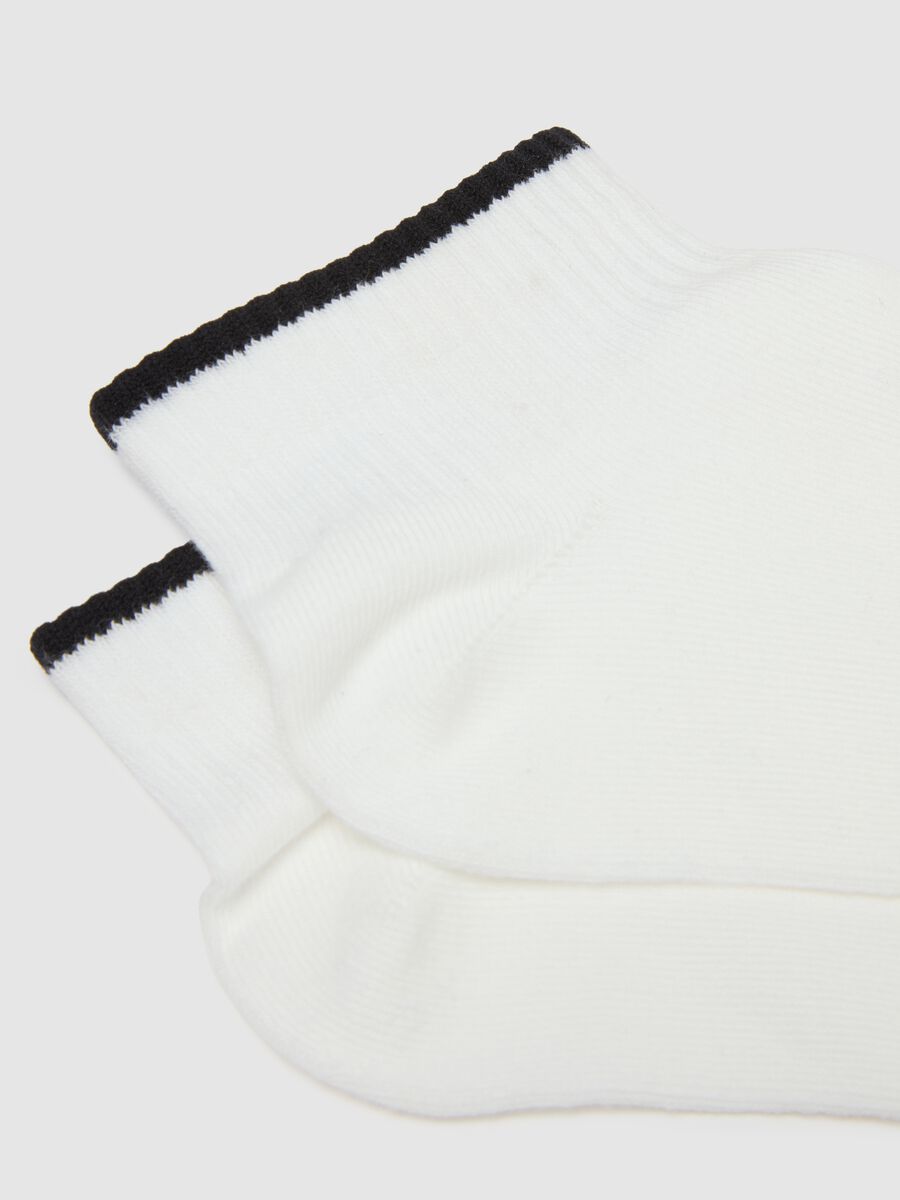 Two-pack of white ankle sports socks in cotton blend with stripes_2