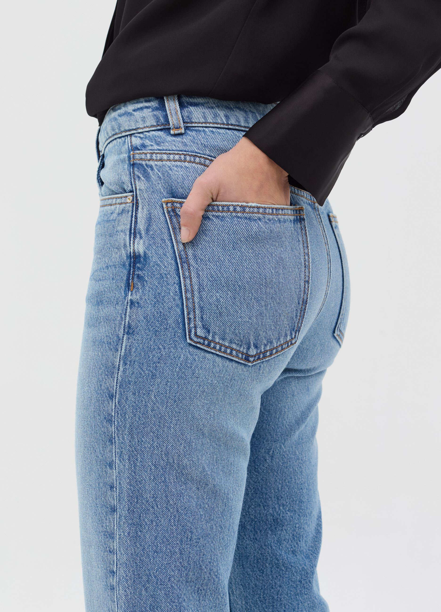 Straight-fit jeans with five pockets