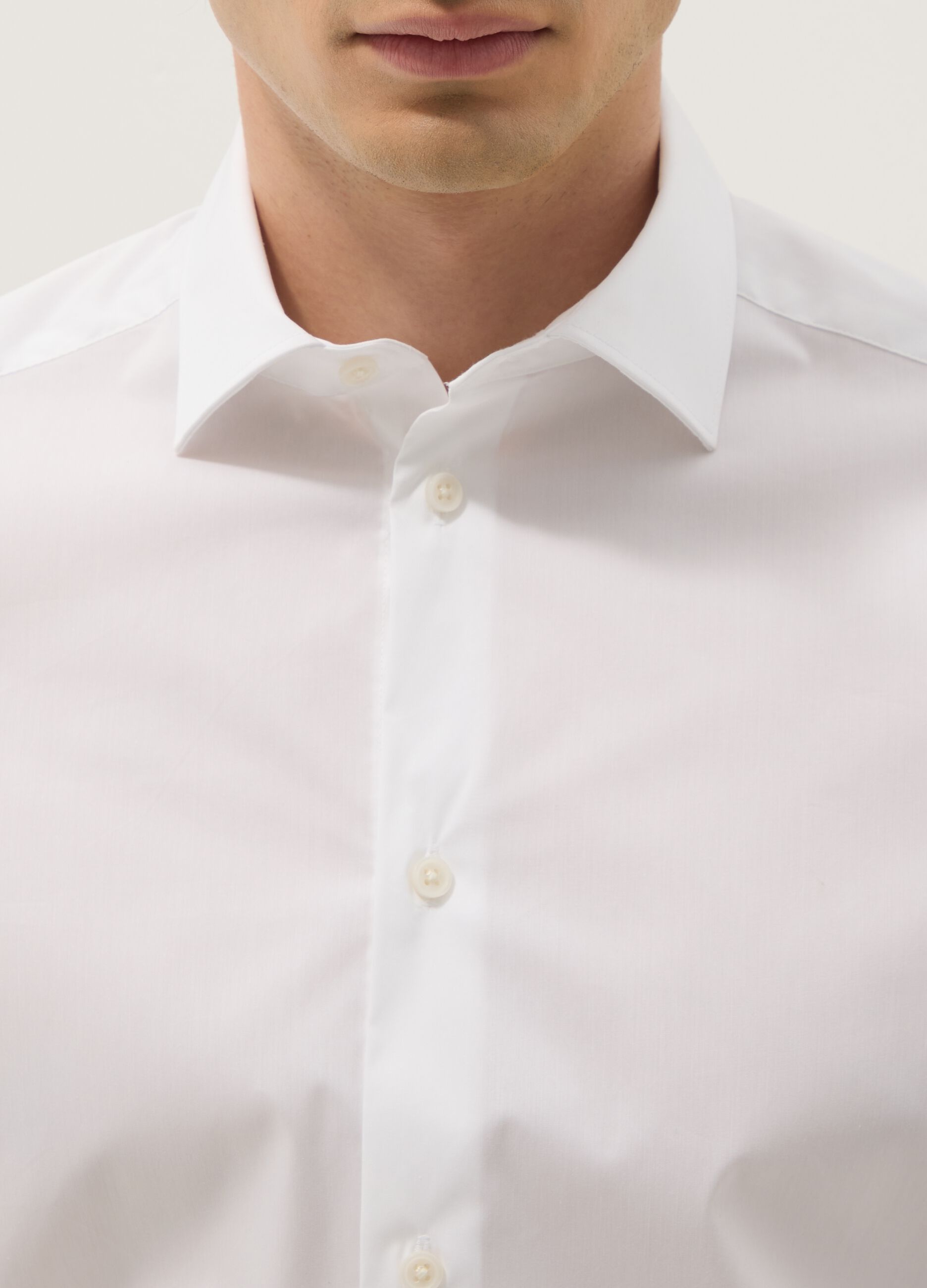 Camicia in cotone elasticizzato bianca slim fit con collo classico