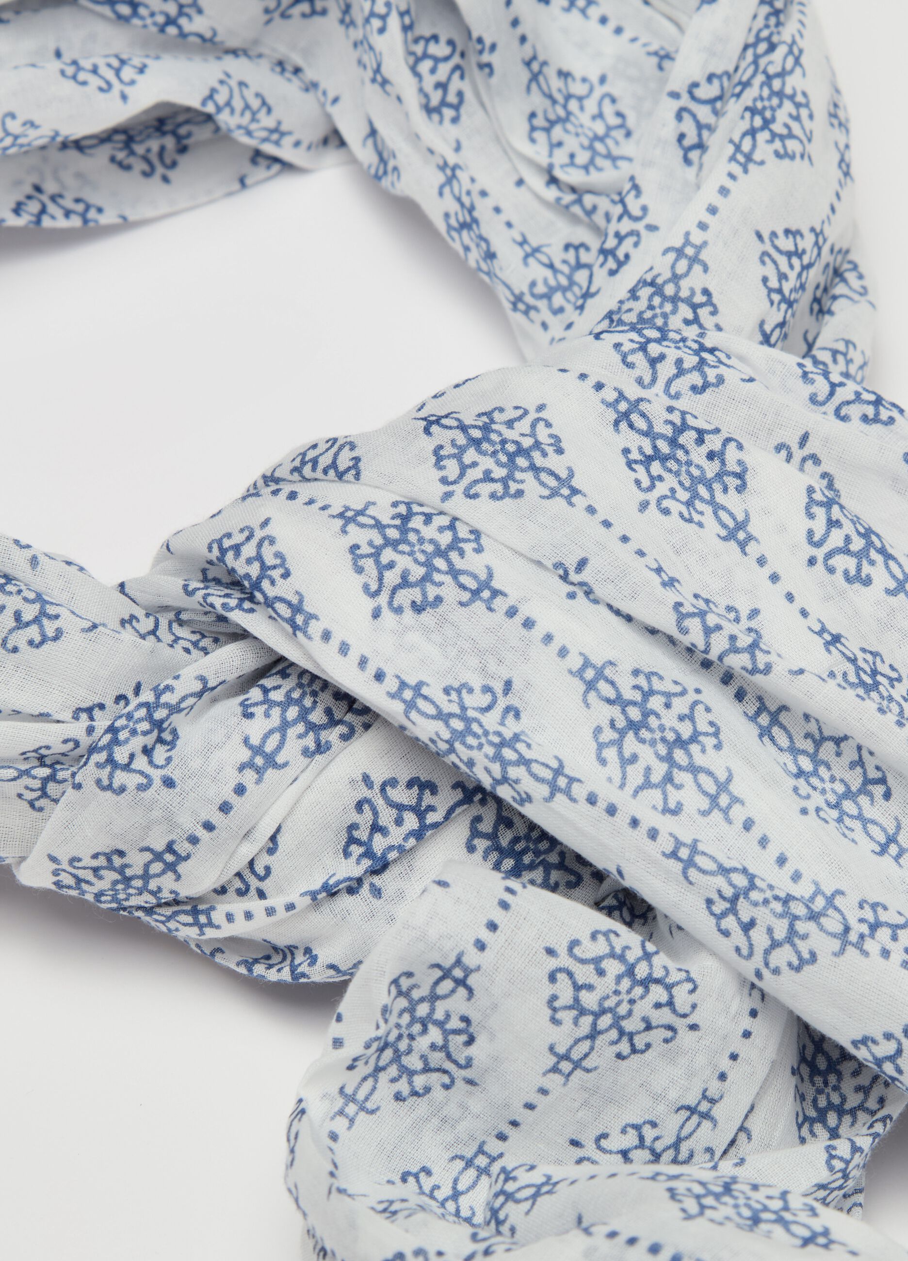 Fringed scarf with ethnic print