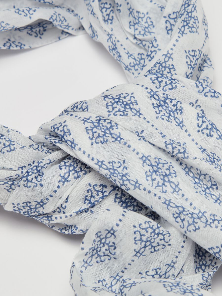 Fringed scarf with ethnic print_1