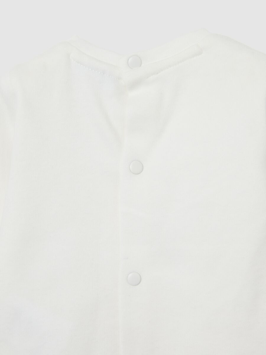 Set t-shirt e salopette multicolor da neonato in puro cotone_3