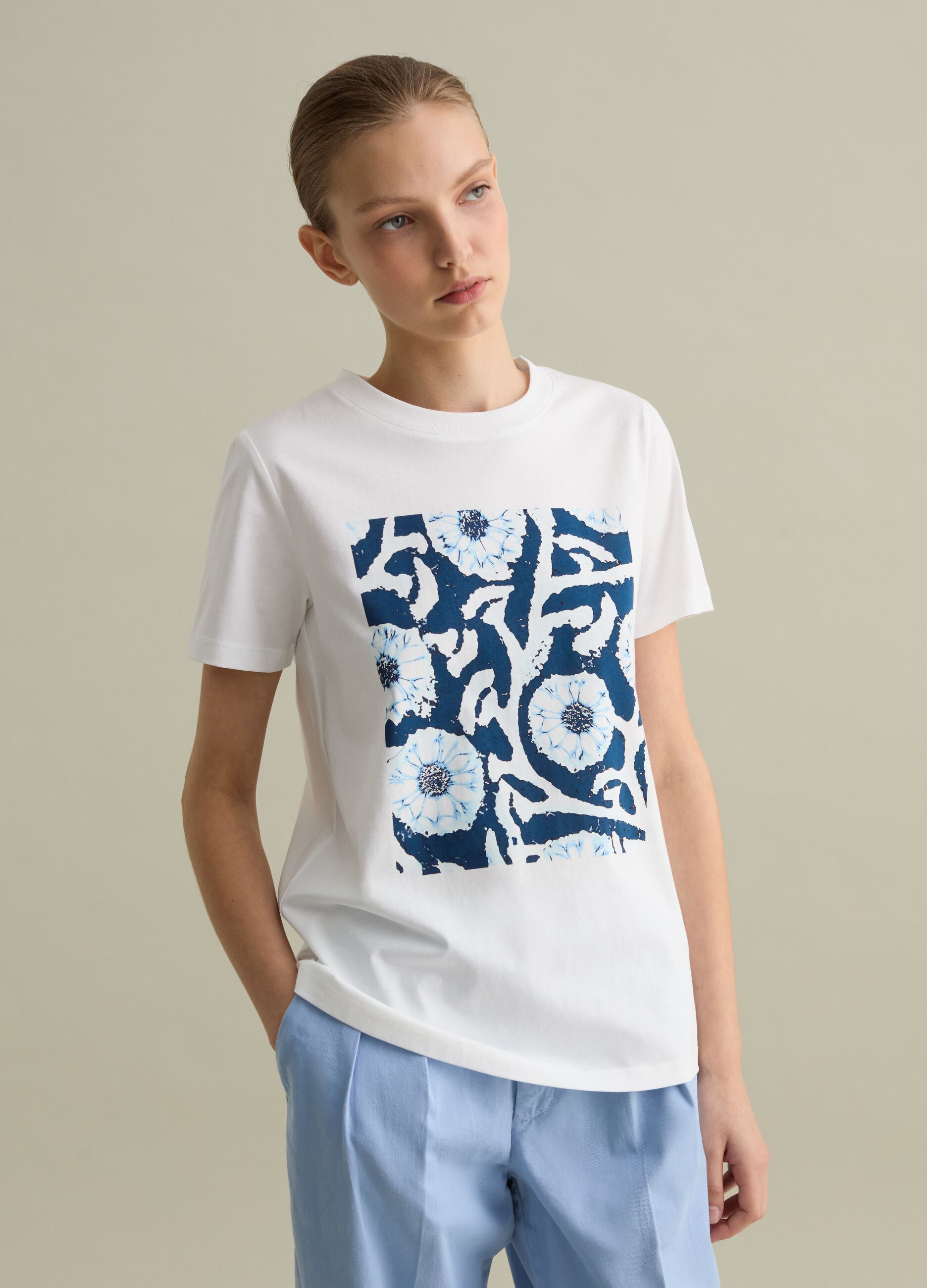White T-shirt with short sleeves and print