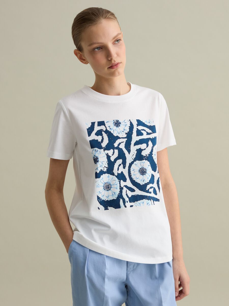 White T-shirt with short sleeves and print_0