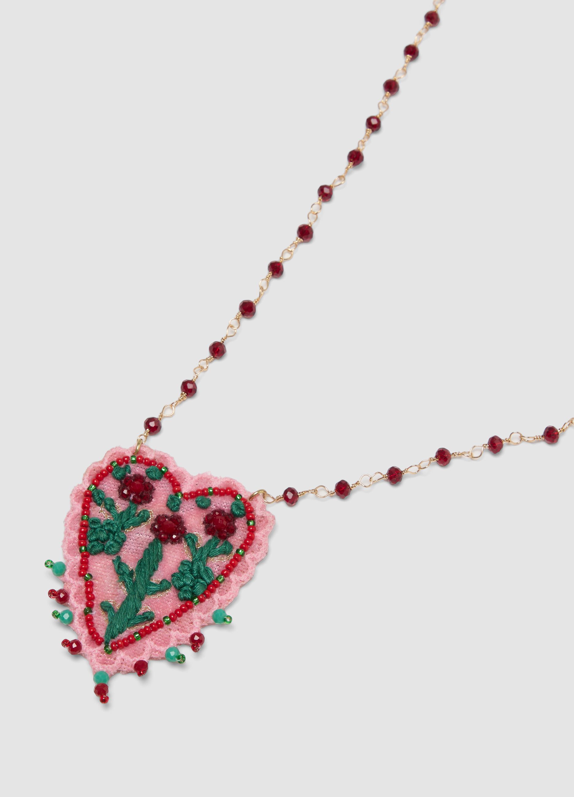 Collana rosa con ciondolo a cuore ricamato