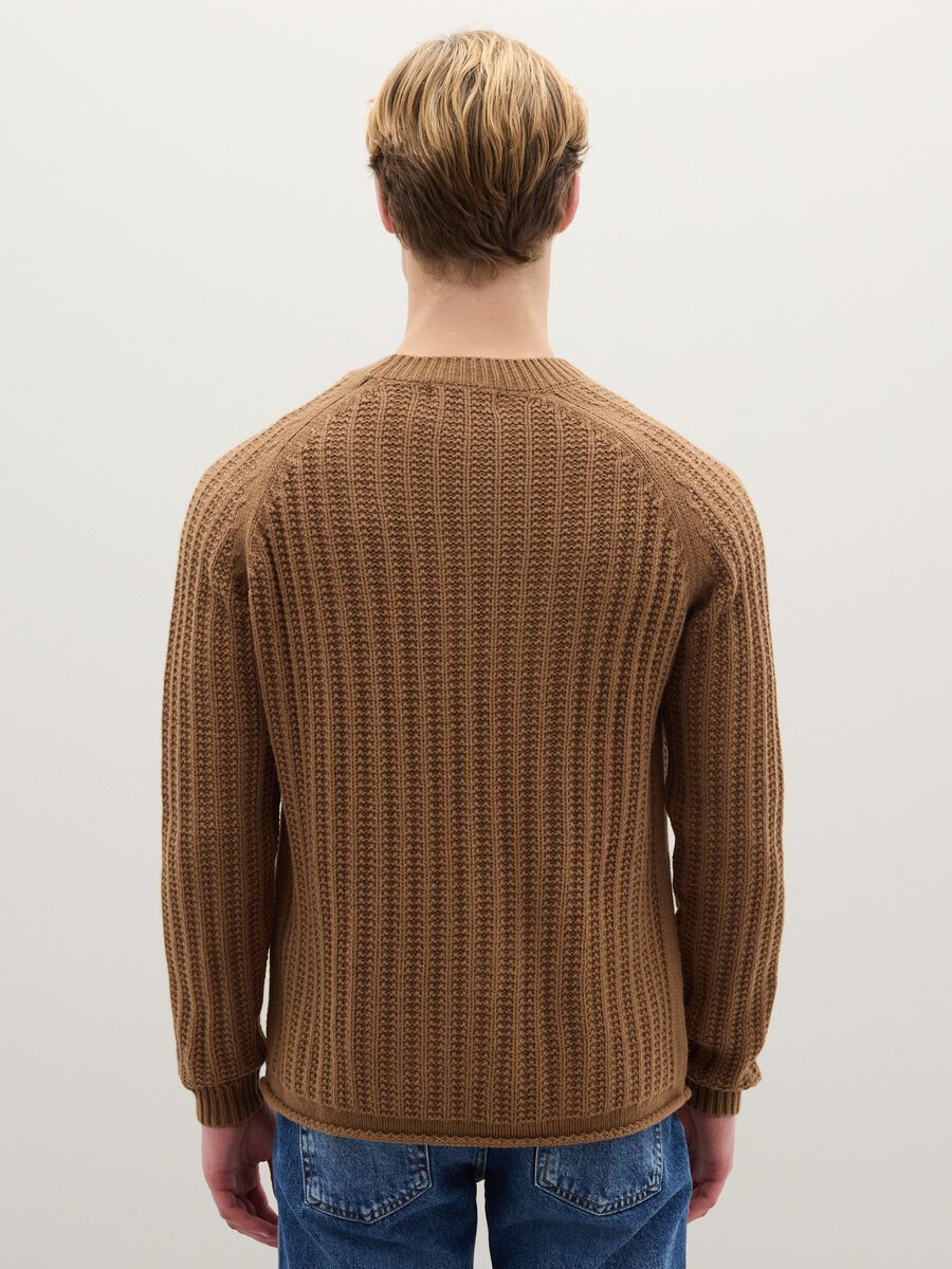 Maglione girocollo cammello con lavorazione a maglia in misto lana_3
