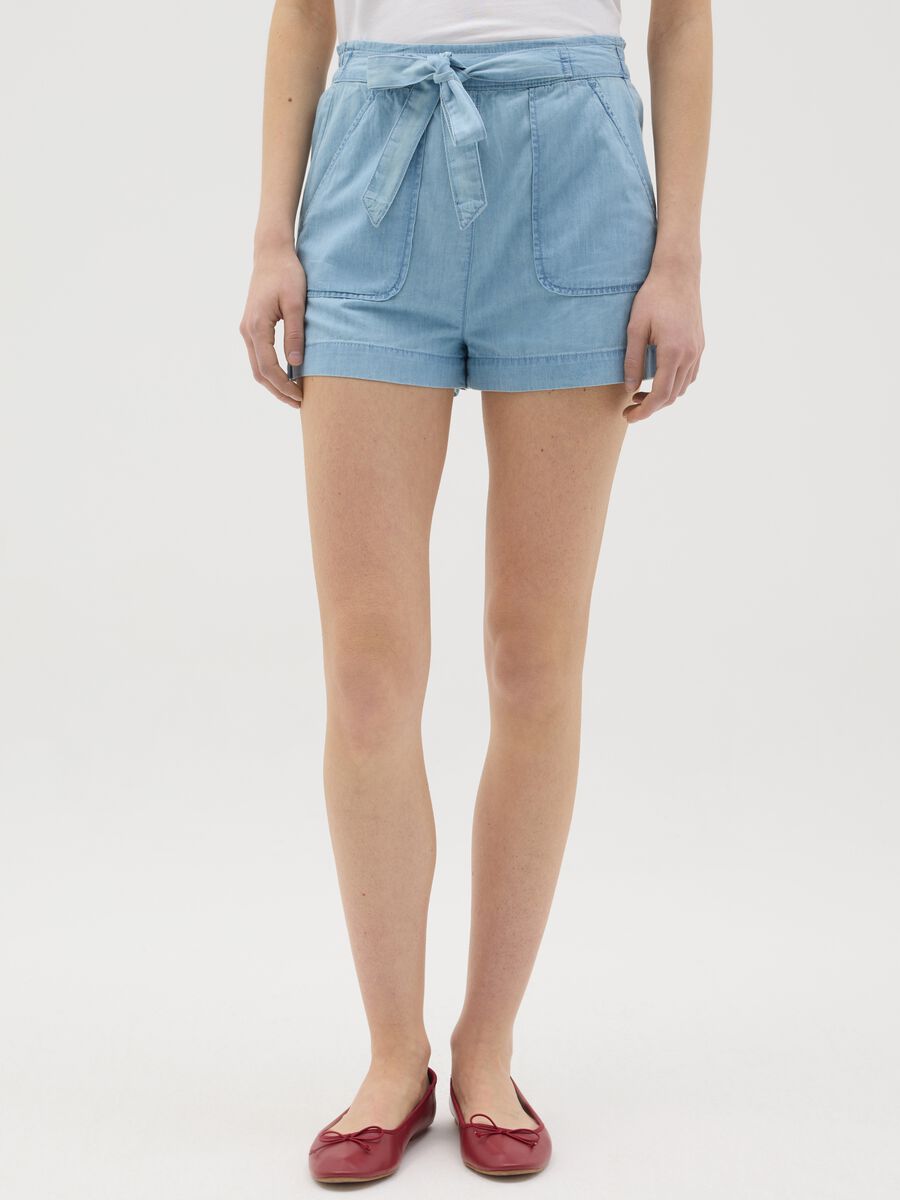 Fluid denim shorts with bow and light wash_1