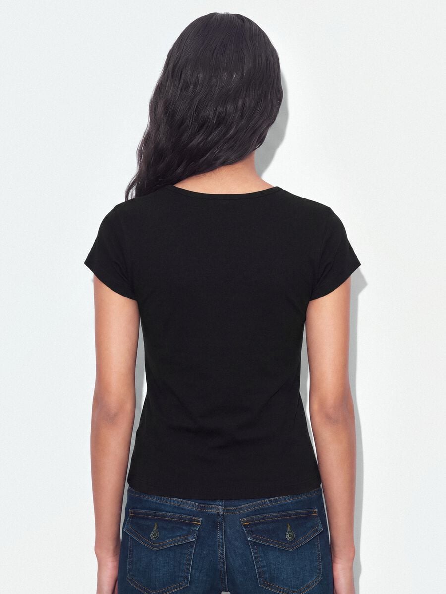 T-shirt nera in puro cotone a girocollo con scritta_3
