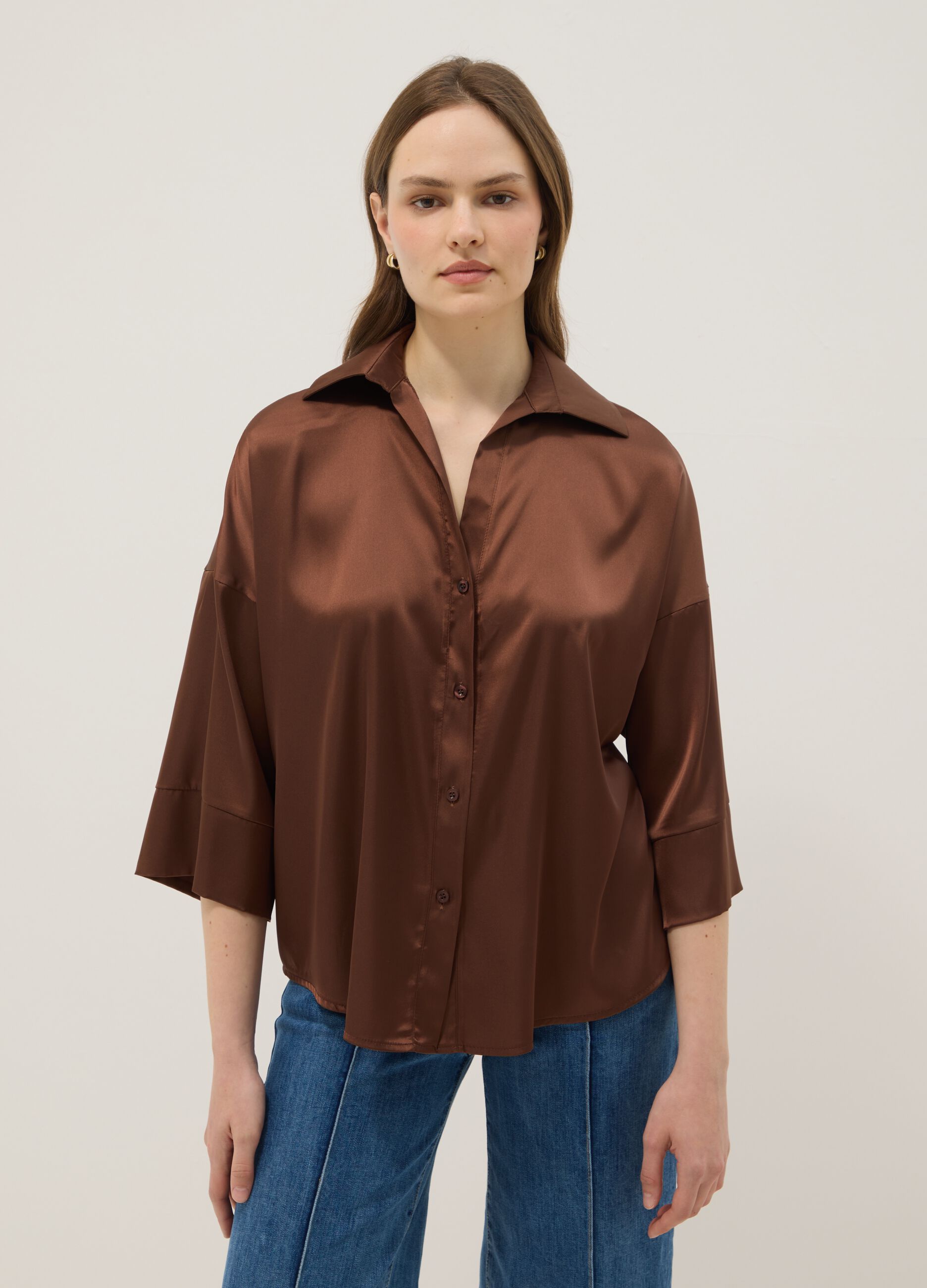 Camicetta satinata marrone regular fit