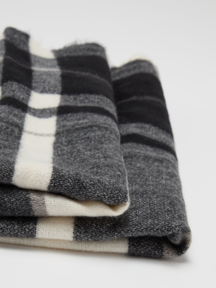 Check print scarf with fringe_2