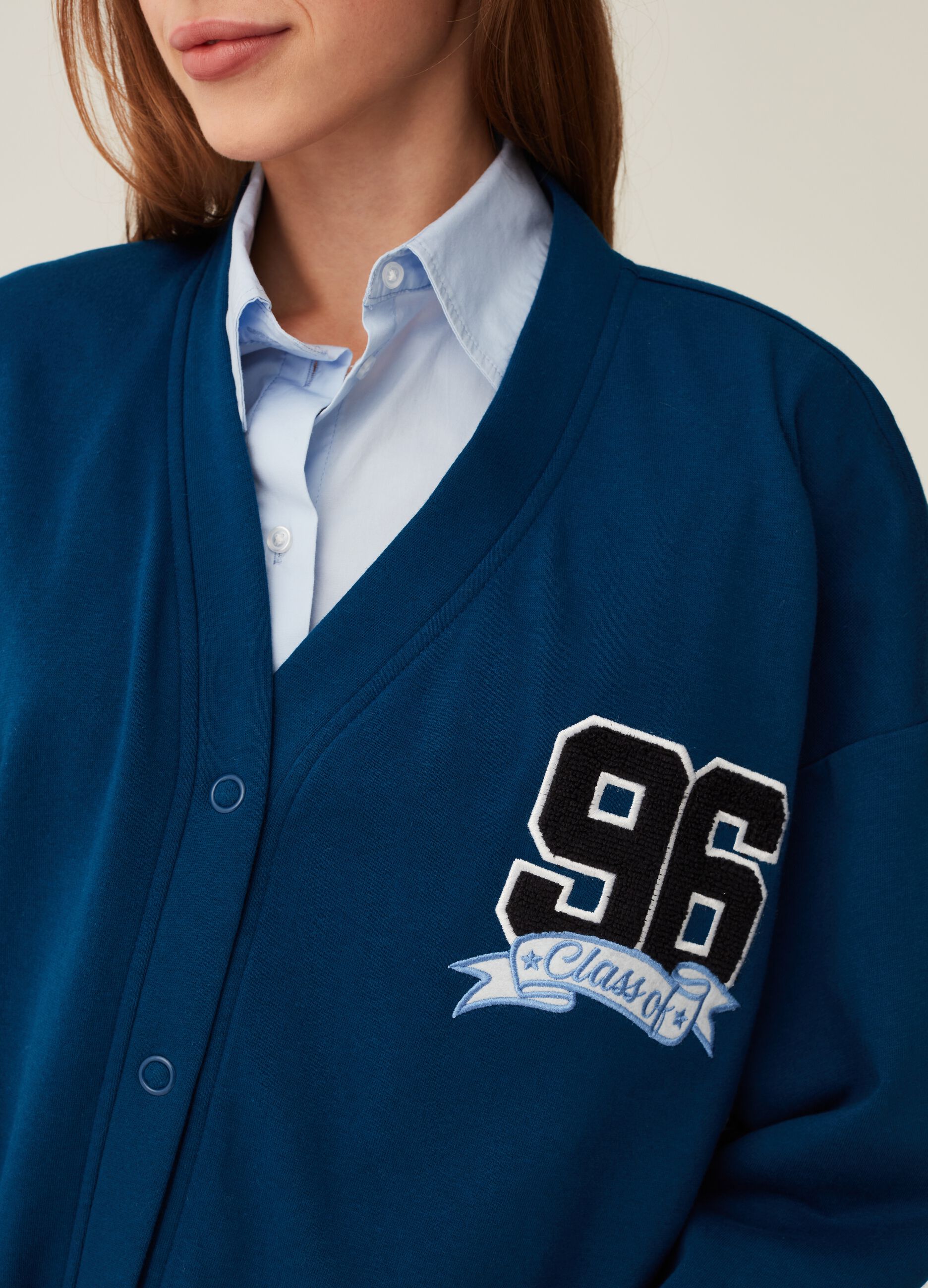 Cardigan varsity in felpa con stemma college_3