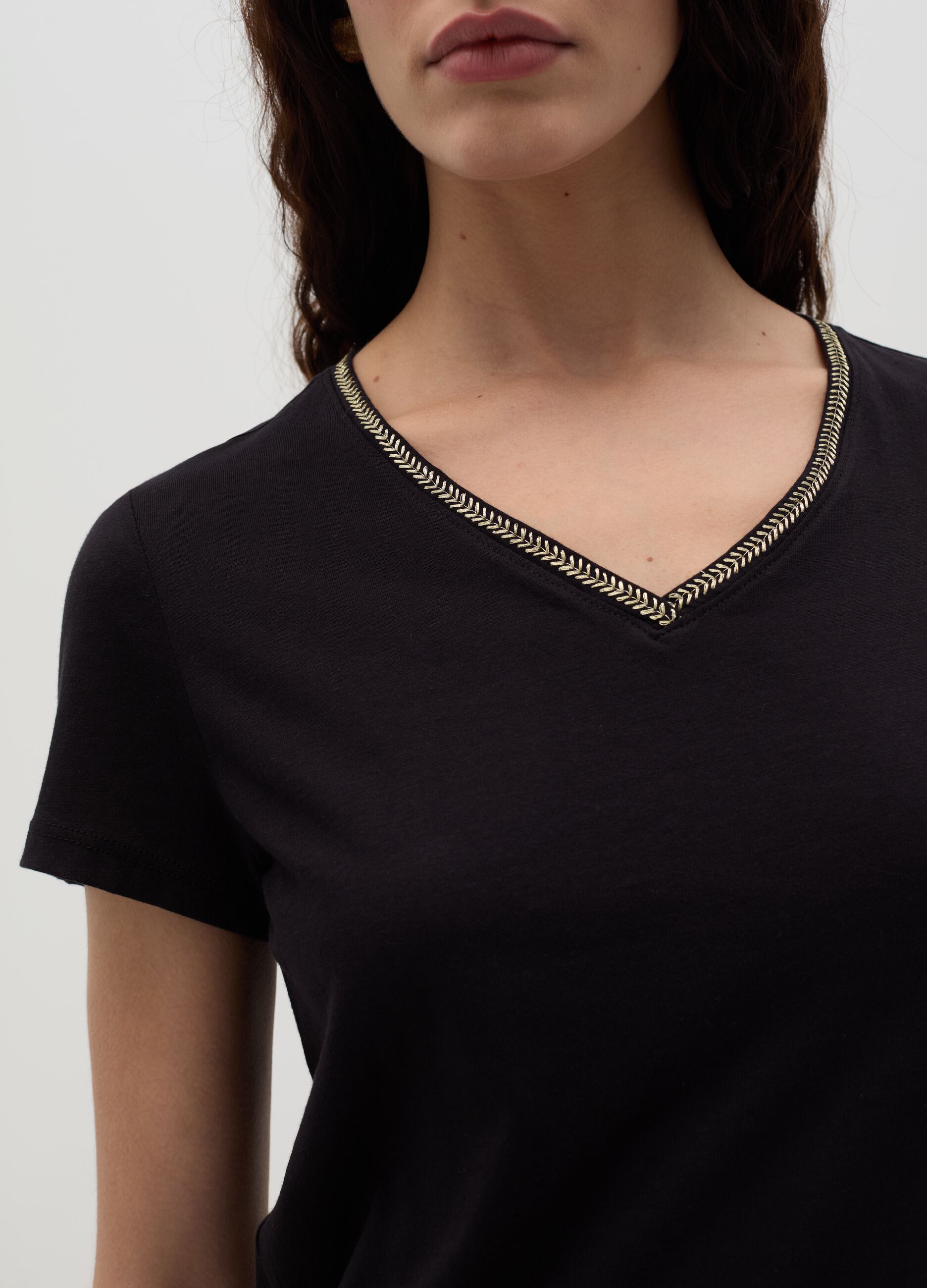 T-shirt with V neck and application