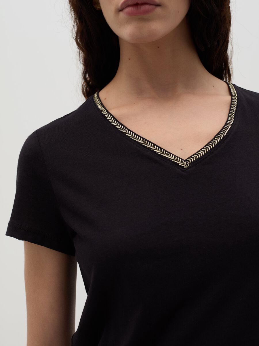 T-shirt with V neck and application_4