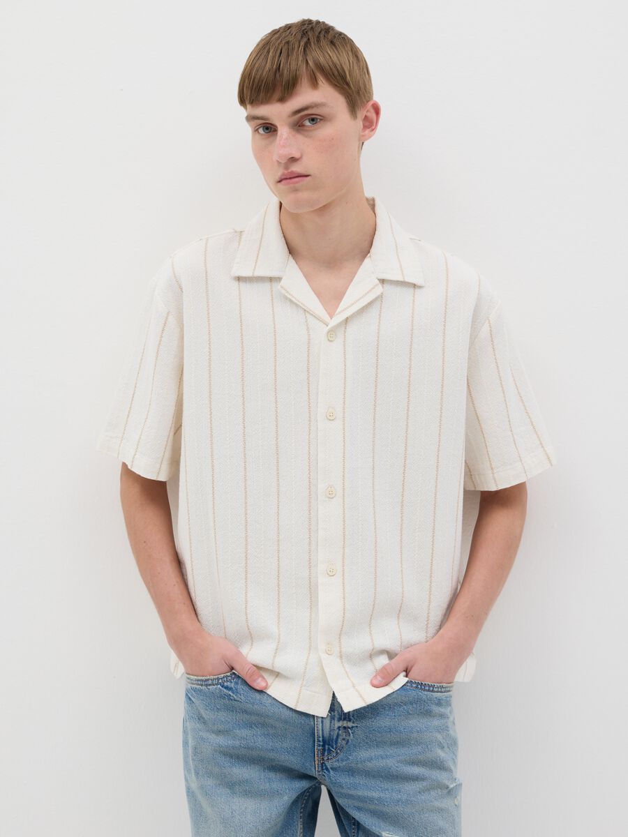 Bowling shirt with white and beige stripes_0