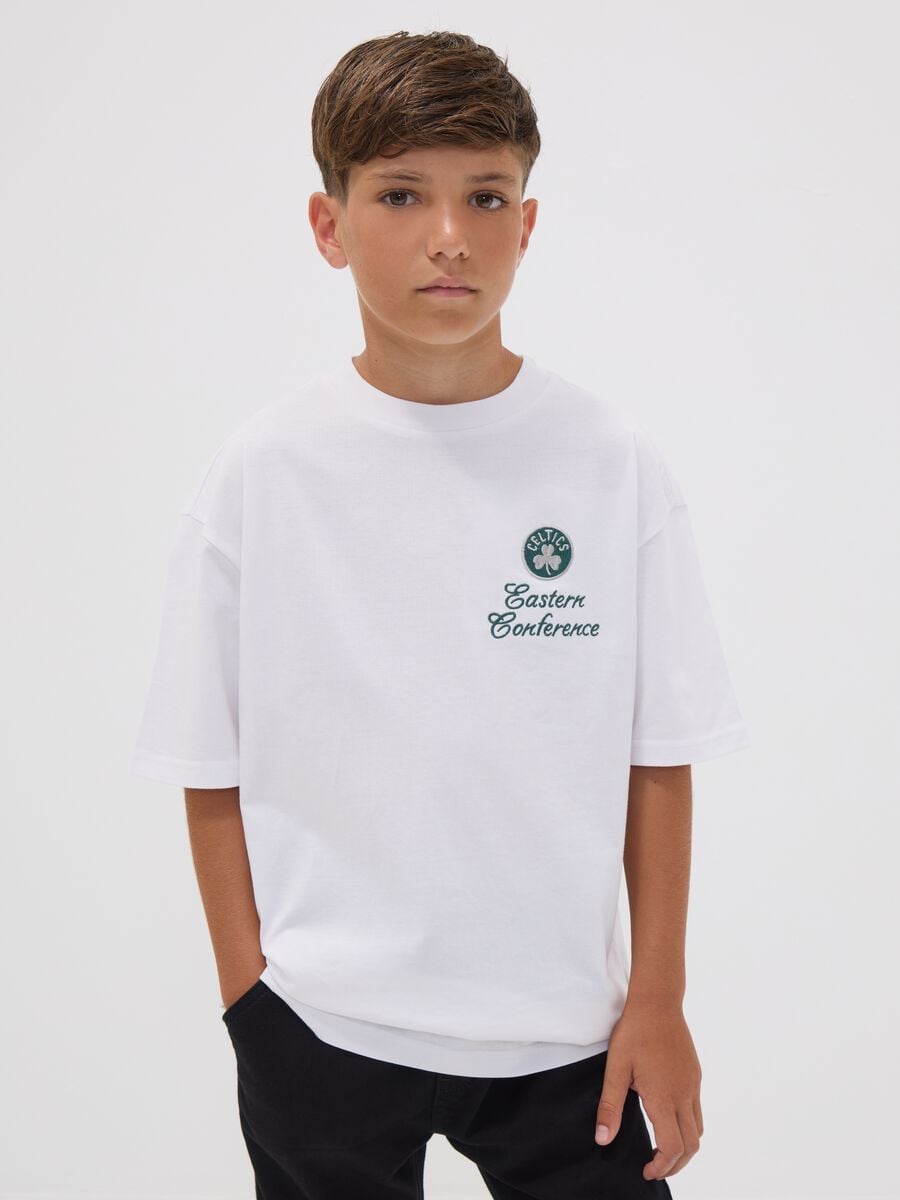 T-shirt bianca in puro cotone con stampa Celtics per ragazzo_0