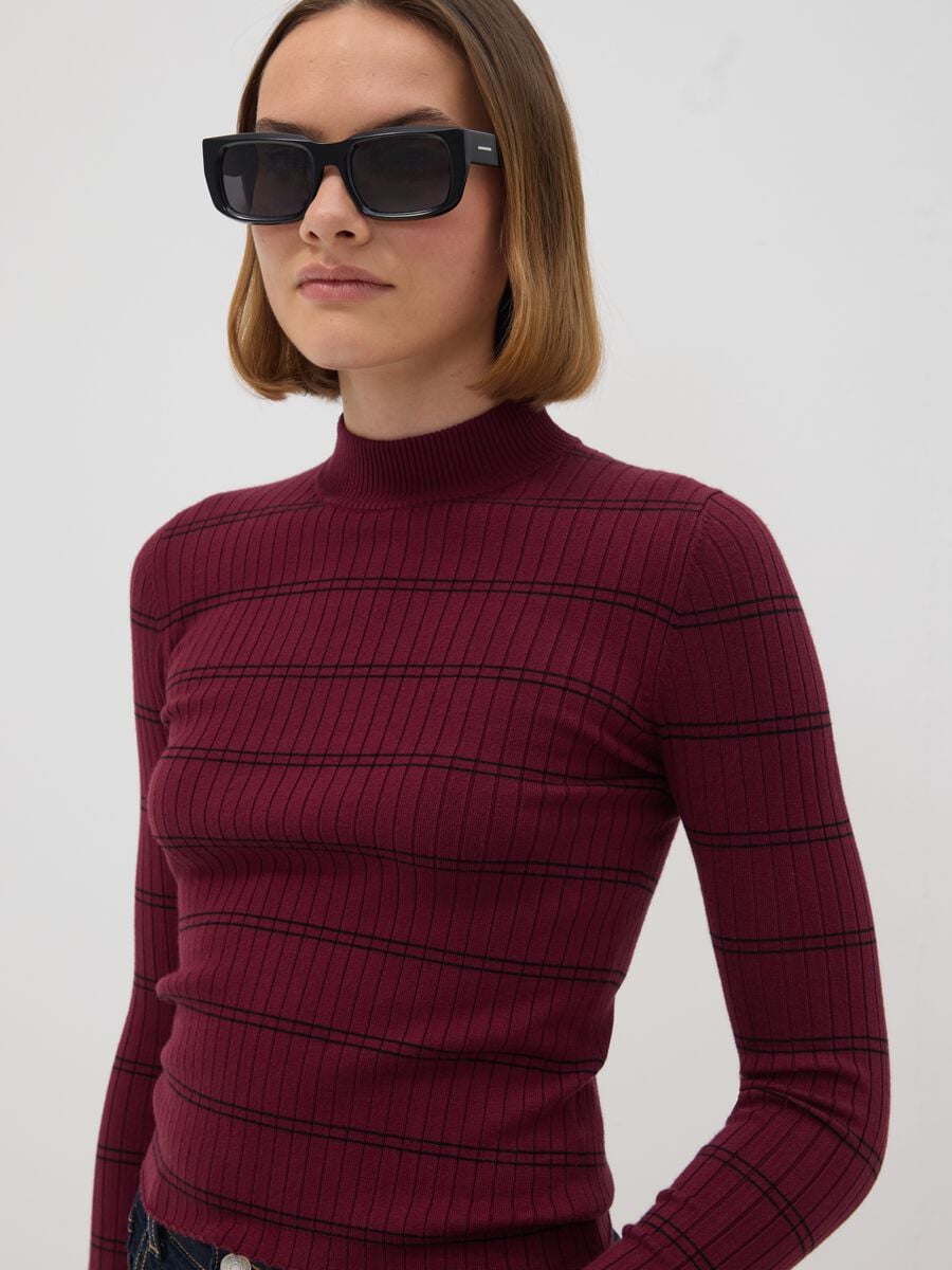 Maglia rossa in misto viscosa con collo rialzato fitted_0