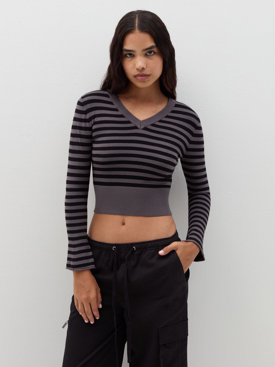 Crop pullover with V neck and stripes_0