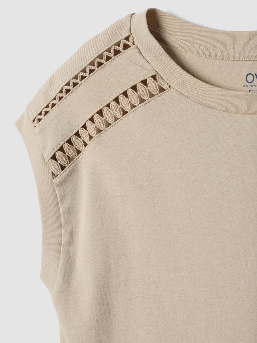 T-shirt beige in puro cotone con inserti traforati regular fit_5