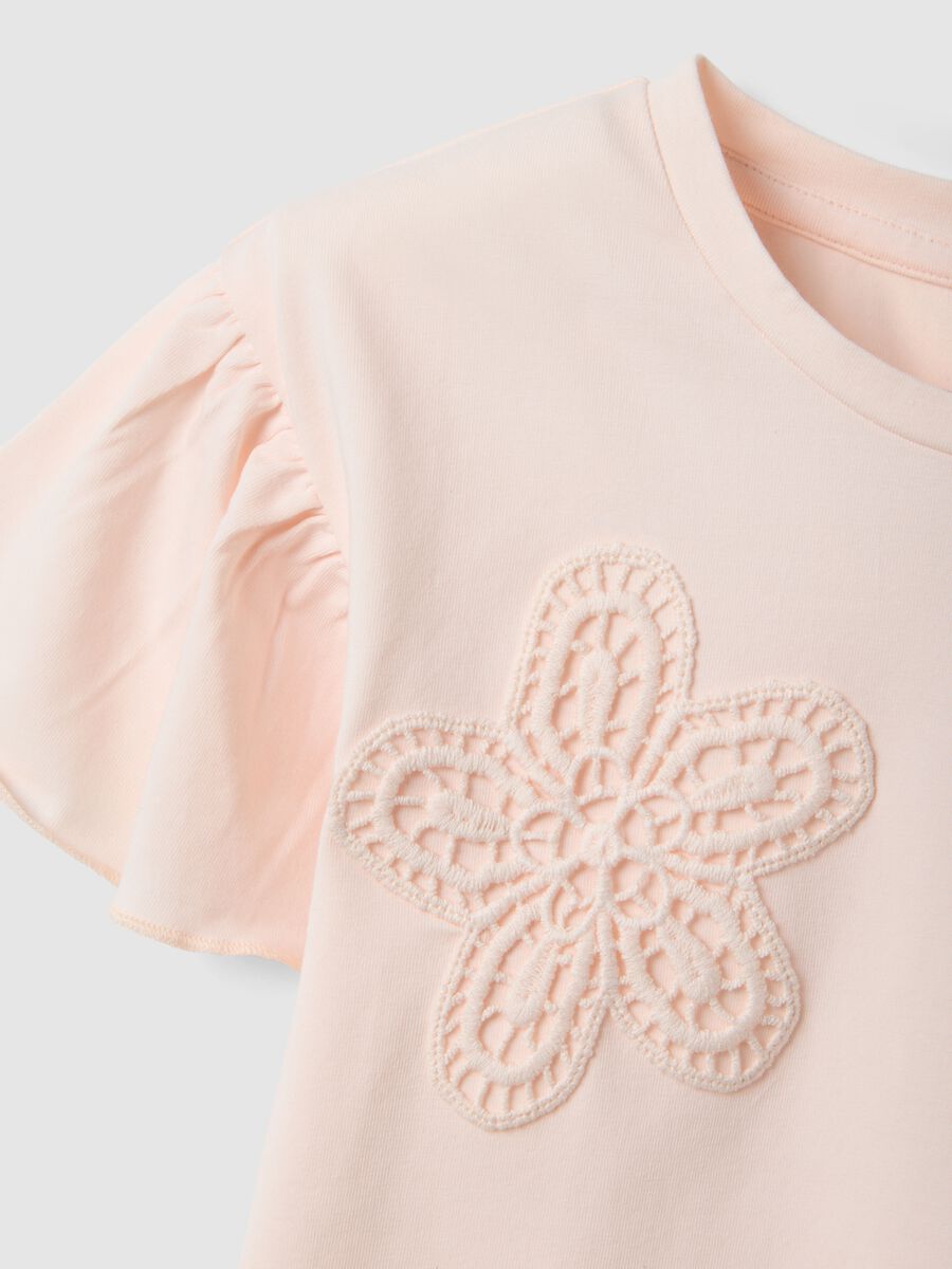 T-shirt in cotone elasticizzato rosa da bambina con ricami floreali_2