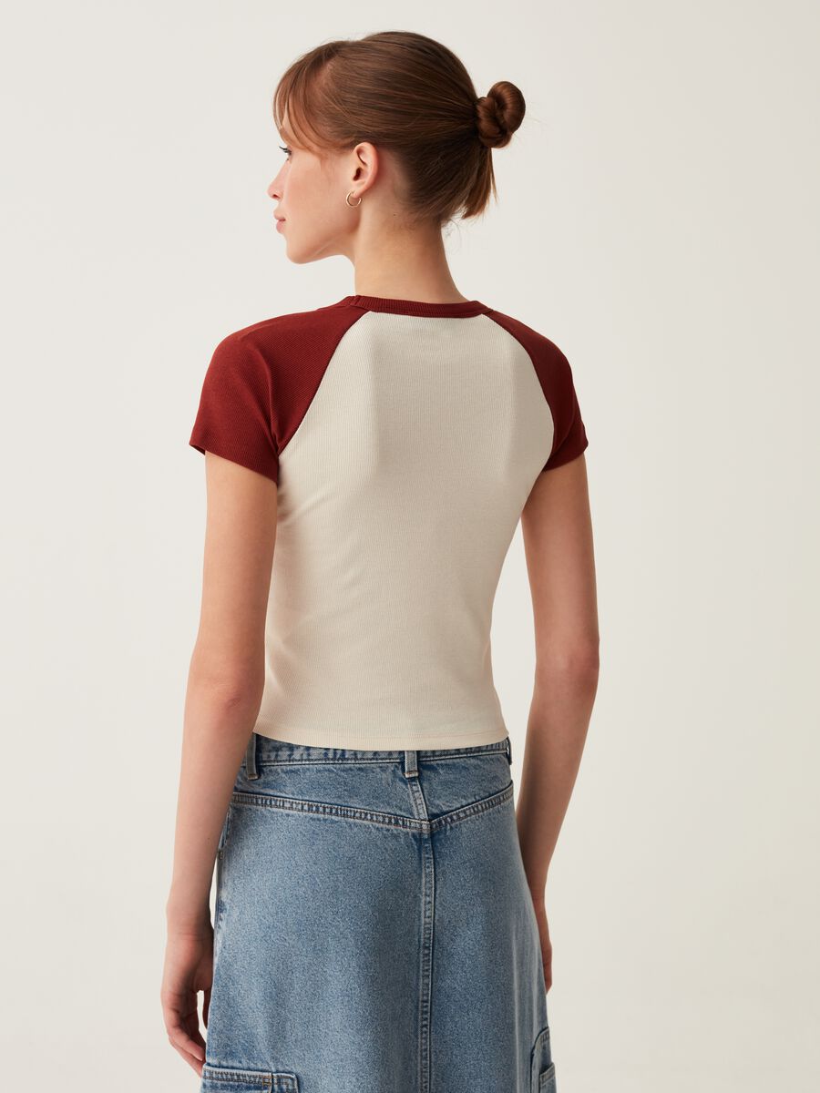 T-shirt a costine con maniche raglan_2