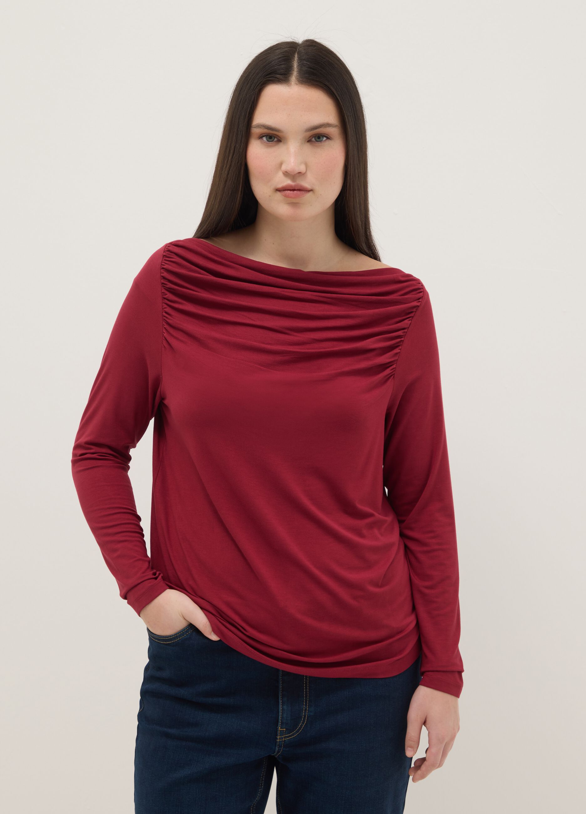 Maglia lunga in viscosa elasticizzata rossa regular fit con collo a barca