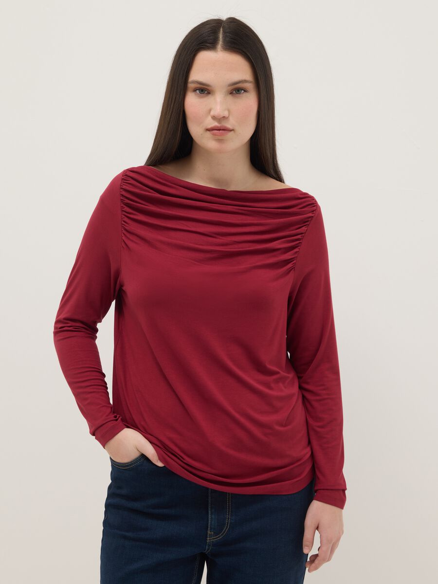 Maglia lunga in viscosa elasticizzata rossa regular fit con collo a barca_0