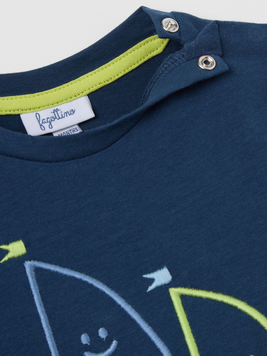 Blue cotton T-shirt with sail boats embroidery_3