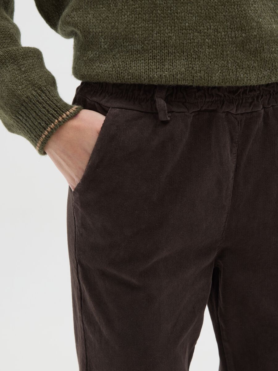 Brown regular fit stretch cotton trousers_3