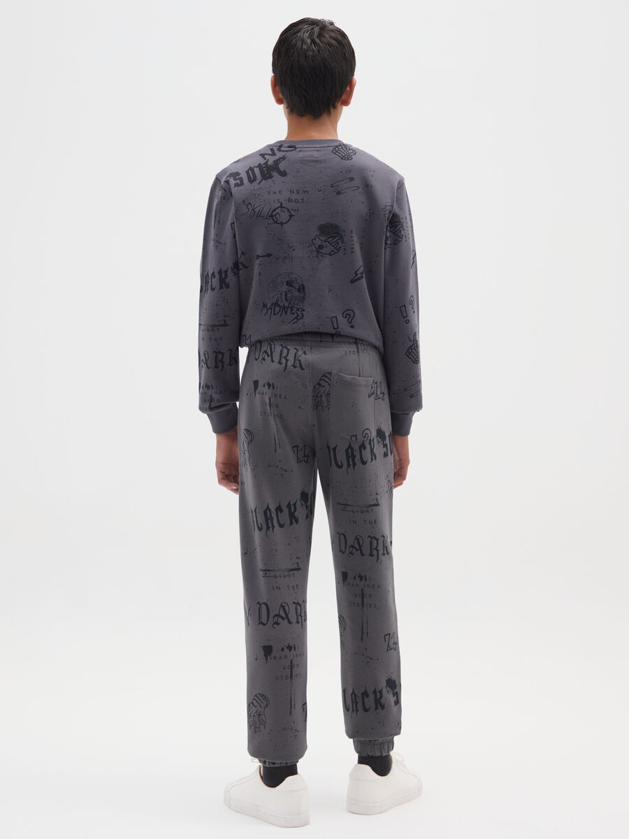 Pantaloni grigi da ragazzo in puro cotone regular fit con stampe_1